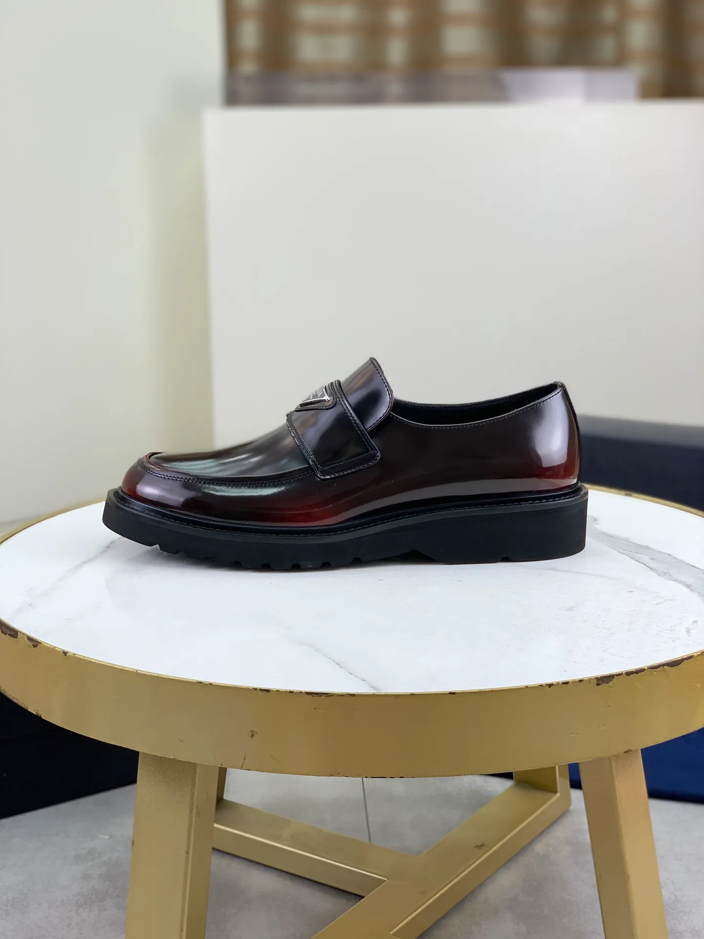 Factory price P860 💰Original quality, top version🔱 ＰＲＡＤＡPrada. Men's business casual leather shoes, top-quality leather shoes. 1:1 shipment ⬆️Luxurious and noble 👞All imported original color-rubbed edge beads, just to create a more comfortable wearing experience. Upper: Original comfortable open-edge bead rubbed color calfskin ➕Top imported water-dyed full cow lining, original lightweight and comfortable TPU foam combination bottom ✔️Code number: 39-45 (38.46 47 can be customized)